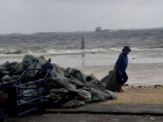 Mga inanod na basura sa Manila Bay sinuyod ng estero rangers