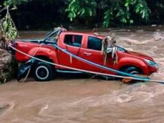 Sasakyan tinagay ng ilog; 6 pasahero inanod