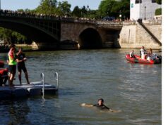 Mayor ng Paris lumangoy sa Seine, pinatunayang malinis ang ilog