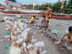 Improvised oil spill boom pinagtulungang gawin ng mga mangingisda sa Cavite