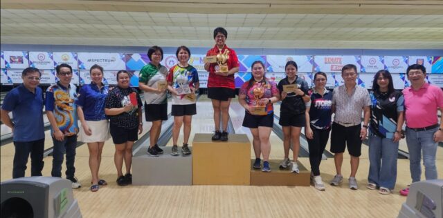ladies2 LADIES MASTERS - Pinarangalan nina (dulong kanan) MTBA President Benny Antiporda at Secretary Ma. Jesusa Antiporda ang mga nagwagi sa 57th MTBA Open Tenpin Bowling Championship-Ladies Masters Division sa pangunguna ng nagkampeon na si (nasa podium) Leah Plucena, 1st runner-up Nelia Santos at 3rd place Rica Ventura. Nasa litrato rin si MTBA Treasurer Johnny Lugay, Scott Tan, at Willy Lim kasama ang iba pang mga nagwagi na sina Lorraine Munoz, Alyssa dela Rosa, May Tumbagahon, Tintin Robles, Ginalie Lim.