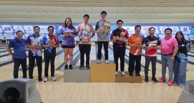 HARI NG MASTERS - Pinarangalan nina (dulong kanan) MTBA President Benny Antiporda at Secretary Ma. Jesusa Antiporda ang mga nagwagi sa 57th MTBA Open Tenpin Bowling Championships-Mixed Masters Division sa pangunguna nina (nasa podium) champion Matt Barredo, 1st runner Francis Jose at Darwin Eusebio (3rd place). Kasama rin sa litrato sina (mula kanan) MTBA Treasurer Johnny Lugay at iba pang nagwagi na sina Denzell Reyes, Joseph Rivera, Veijin Uy, Alex Ngoi Jr., at Marlon Sia.