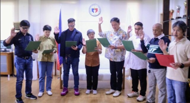 TOPS OFFICERS - Nanumpa sa tungkulin sa harap ni PSC Chairman Patrick “Pato” Gregorio (gitna) ang mga bagong halal na opisyal ng Tabloids Organization in Philippine Sports, Inc. (TOPS) na sina Bulgar sports editor Nympha Miano-Ang (President), Remate at Remate Online Sports Editor Rico Navarro (Vice President) at iba pang opisyal na sina Danny Simon ng Gilas News, Ethel Genuino ng Saksi, Edwin Rollon ng Manila Standard/Sportstek.ph (Secretary), Jeff Venancio ng Police Files, at Rey Nillama ng Hanep.