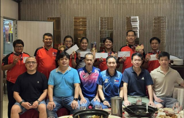 Ang mga miyembro ng Philippine Deaf Table Tennis ay nagpapahayag ng kanilang pasasalamat sa mga opisyal ng TATAND sa pangunguna nina (nakaupo, L-R) Vice President Richmond Ong, Vice President Richard Koa, President Marcos de Jesus, Honorary President Charlie Lim, Honorary President Philip Uy, at Vice President Lawrence Tan.