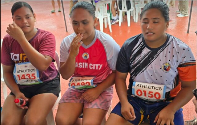 UNANG GOLD SA BP- Nasungkit ni Divine Andrea Pablito (dulong kanan) ng Bago City ang unang gold medal sa Batang Pinoy (BP). Nasa litrato sina Trisha Gayle Nalla (gitna) ng Maasim City na kumuha ng silver medal habang bronze naman si Gwen Julia Salac (kaliwa) ng Tarlac.