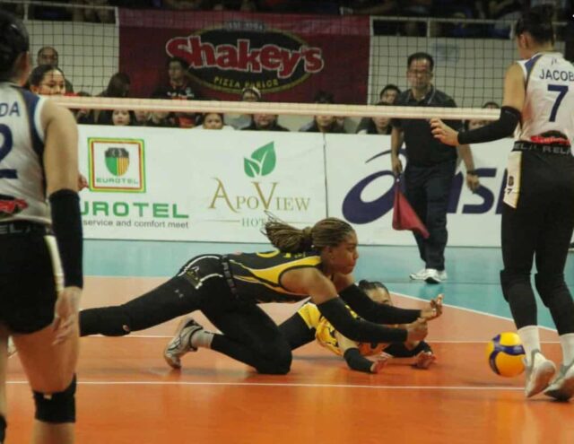 DINAMBA - Padapang hinabol ang bola nina Blessing Unekwe at Bernadeth Pepito ng UST Lady Tigers sa isang tagpo sa laban kontra NU Lady Bulldogs sa 1st game ng Finals ng 2025 Shakey's Super League Pre-season Unity Cup sa Rizal Memorial Coliseum. Genie Villota