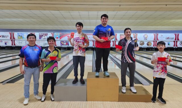 NOVICE STARS - Pinarangalan ni Remate Bowlers Club/Manila Tenpin Bowlers Association President Benny Antiporda, sa awarding ceremony na ginanap sa Playdium Bowling Center sa Quezon City, ang mga nagwagi sa Mixed Novice Masters ng 2nd Remate Open Championships sa pangunguna ng nagkampeon na si PTBDA Lorenzo Gonzales kasama sina 1st runner-up PTBA-Henrich star Marvin Sia, SLETBA Jonas Maronilla (2nd runner-up), John Sevilla ng PTBA (4th runner-up) at 5th runner-up (PTBA Henrich) Mervin Sia.REY NILLAMA