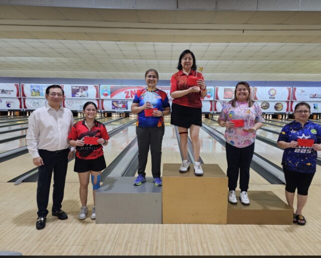 WINNERS - Tinanggap ng mga nagwagi sa Ladies Masters ng 2nd Remate Open Championships kay Remate Bowlers Club/ Manila Tenpin Bowlers Association President Benny Antiporda ang premyo at trophy na iginawad kina Champion Anne Duya, 1st runner-up Pure Anselmo, 2nd runner-up Alyssa Dela Rosa, 4th runner-up Noelle Campos at 5th runner-up Mycel Maniquis.REY NILLAMA/GENIE VILLOTA