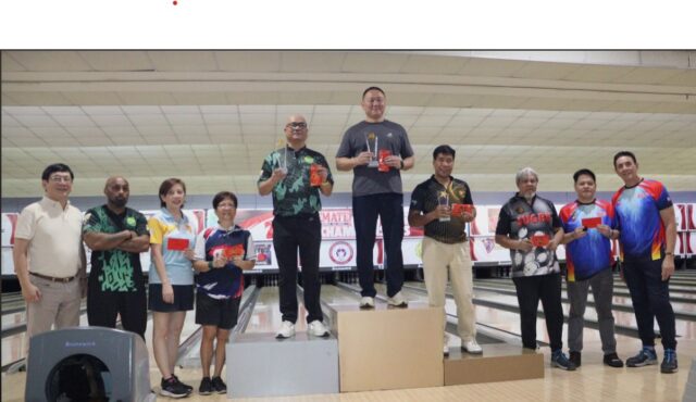 CHAMPION - Ginawaran nina World Bowling Hall of Famer at 6-Time World Bowling Champion Rafael “Paeng" Nepomuceno (dulong kanan) at Remate Bowlers Club/Manila Tenpin Bowlers Association President Benny Antiporda (dulong kaliwa) ang mga nagwagi sa 2nd Remate Open Championships Mixed Senior Classified Masters sa pangunguna ng nagkampeon na si Kim Hyo Jun.REY NILLAMA