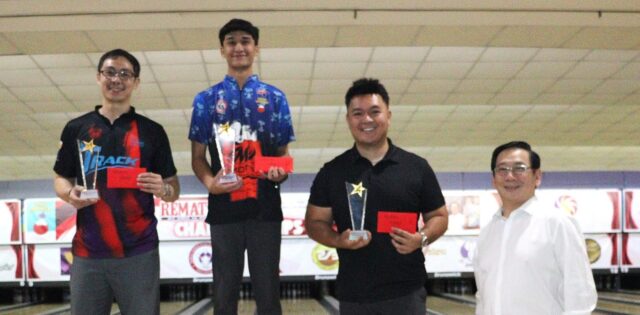 IPINAGKALOOB ni Remate Bowlers Club/Manila Tenpin Bowlers Association President Benny Antiporda ang premyo at trophy sa mga nagwagi sa Mixed Masters division ng 2nd Remate Open Championship sa pangunguna ng nagkampeon mula sa (gitna) SLETBA-Remate-Bearing Center na si Luis Barredo, (kaliwa) 1st Runner up TBAM Kenneth Chua at (kanan) 2nd Runner up PTBA CJ Acuavera.REY NILLAMA