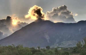 Kanlaon nagbuga ng abo; 200-meter plume naitala
