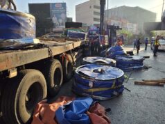 Steel coil na kargada ng trak bumagsak sa Caloocan