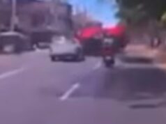 Trak ng bumbero tumagilid sa pag-overtake sa pagresponde sa sunog