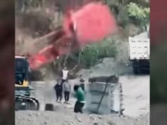 Obrero pisak sa crane boom sa konstruksyon