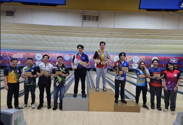 CLASSIFIED MASTERS WINNERS - Tinanggap ni John Tiongson ang kanyang champion trophy mula kina MTBA officers Ma. Jesusa "Thoby" Antiporda at Johnny Lugay sa ginanap na awarding ceremony. Kasama sa litrato ang iba pang tumanggap ng awards na sina Janus De Guzmman , Emrick Li, Harvey Ong, Niño Ragil, JP Mangahis, MJ Barros, at Sherwin Bernabe.
