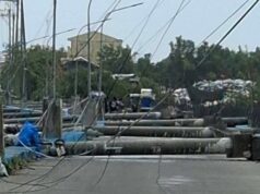 Kalsadang pinagbagsakan ng siyam na posteng pinatumba ng hangin sa Obando madaraanan na