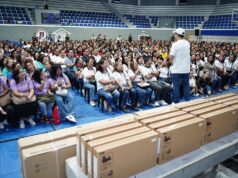 Isko namahagi ng 551 Smart TVs, 982 laptop sa mga guro sa Maynila