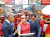 Branch ng sikat na Pinoy fastfood sa Vancouver binisita nina PBBM, PM Carney
