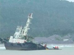 9 tripulante nasagip sa sumadsad na tugboat sa Zambales