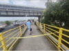 Armadong holdaper sugatan sa pambubuno sa pulis sa ibabaw ng footbridge sa Muntinlupa