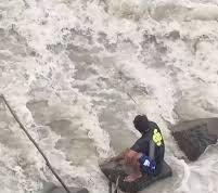 Lalaking nahulog sa dam, nasagip