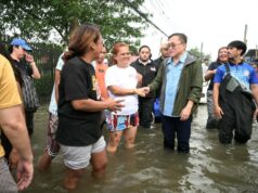 TINGNAN: Sen. Bong Go personal nagbigay tulong sa mga taga-Calumpit, Bulacan