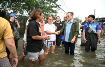 TINGNAN: Sen. Bong Go personal nagbigay tulong sa mga taga-Calumpit, Bulacan
