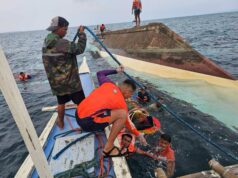 Isa patay, 8 pasahero nailigtas sa tumaob na bangka