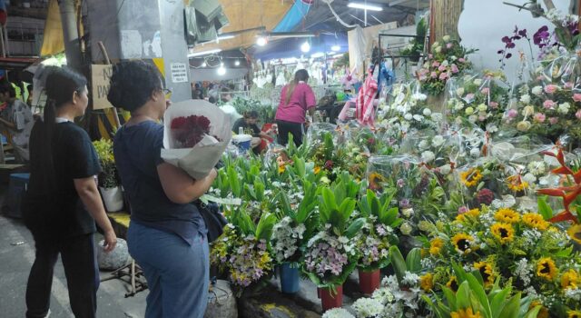Presyo ng bulaklak, kandila sa Dangwa, tumaas na