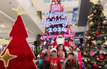 TINGNAN: 34-feet Giant Christmas Tree pinailawan sa Caloocan